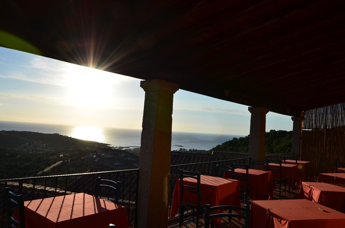 Imagen del bar/restaurante del Hotel Castello, Luddui. Foto 3