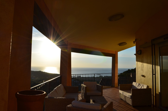 Imagen de los exteriores del Hotel Castello, Luddui. Foto 7