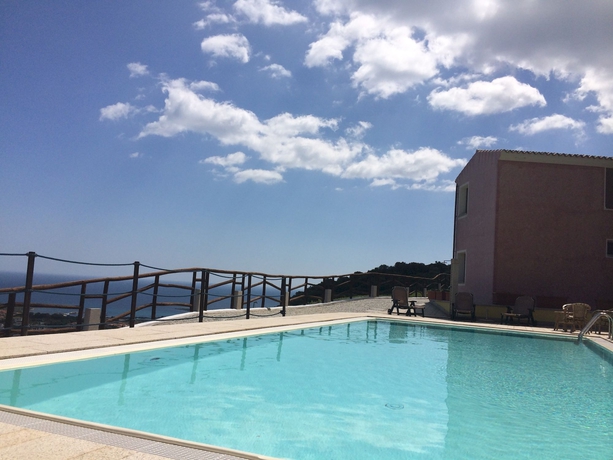 Imagen de la piscina del Hotel Castello, Luddui. Foto 11