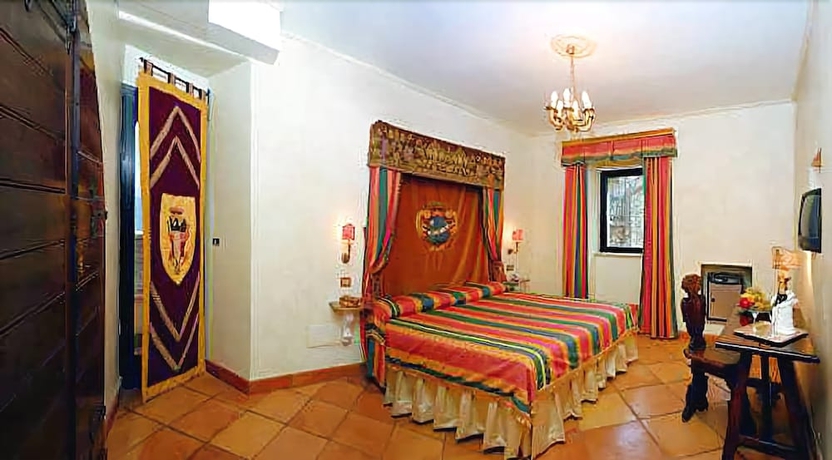 Imagen de la habitación del Hotel Castello Orsini. Foto 13