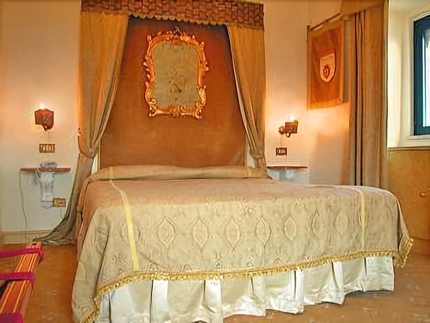 Imagen de la habitación del Hotel Castello Orsini. Foto 17