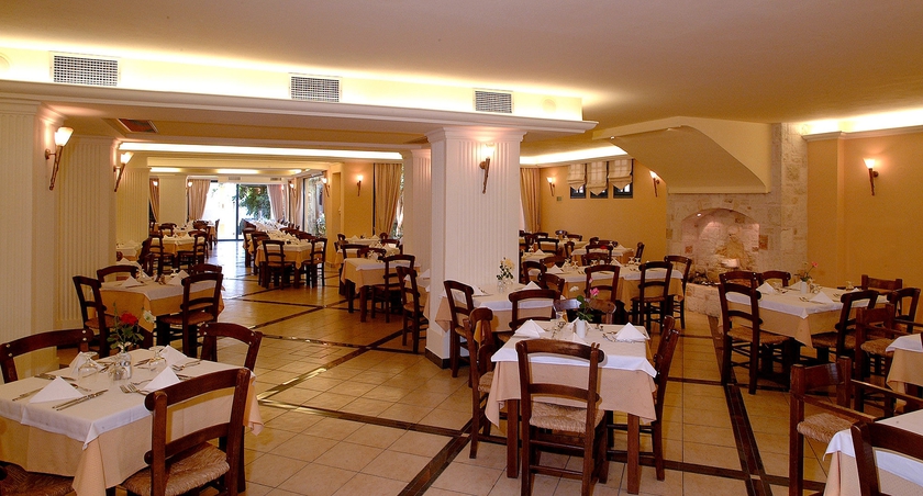 Imagen del bar/restaurante del Hotel Castello Village Resort. Foto 2