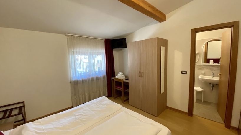 Imagen de la habitación del Hotel Casteluce Funivie. Foto 9