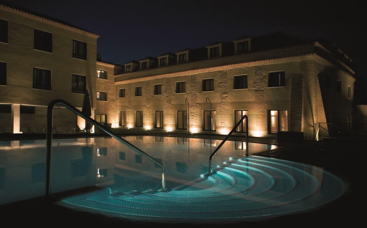 Imagen de la piscina del Hotel Castilla Termal Balneario De Olmedo. Foto 17