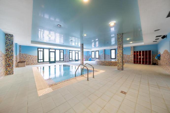 Imagen de la piscina del Hotel Castilla Termal Balneario De Solares. Foto 15