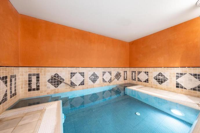 Imagen de la piscina del Hotel Castilla Termal Balneario De Solares. Foto 16