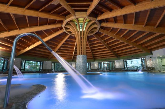 Imagen de la piscina del Hotel Castilla Termal Balneario De Solares. Foto 17