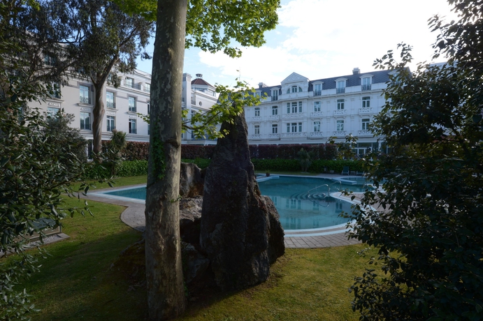 Imagen de la piscina del Hotel Castilla Termal Balneario De Solares. Foto 15