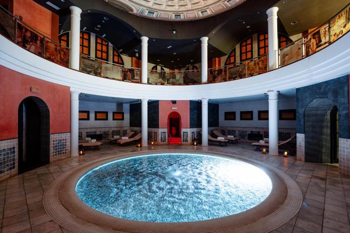 Imagen de la piscina del Hotel Castilla Termal Balneario De Solares. Foto 18