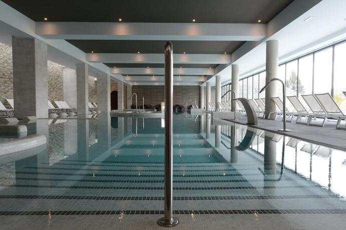 Imagen de la piscina del Hotel Castilla Termal Monasterio De Valbuena. Foto 17