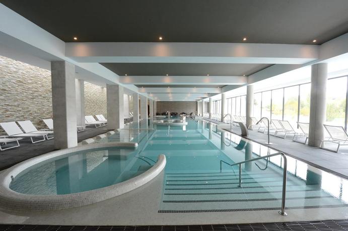 Imagen de la piscina del Hotel Castilla Termal Monasterio De Valbuena. Foto 18