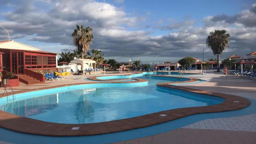 Imagen de la piscina del Hotel Castillo Beach Park. Foto 14