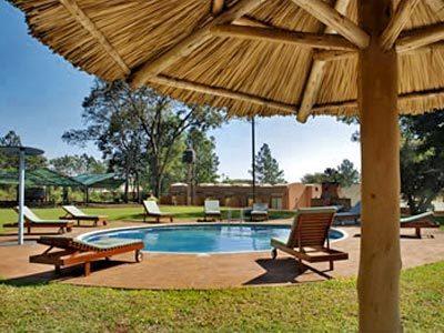 Imagen de la piscina del Hotel Castillo Capioví. Foto 11