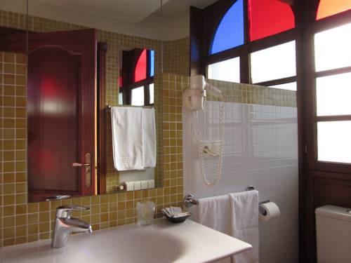 Imagen de la habitación del Hotel Castillo De Gauzón. Foto 8