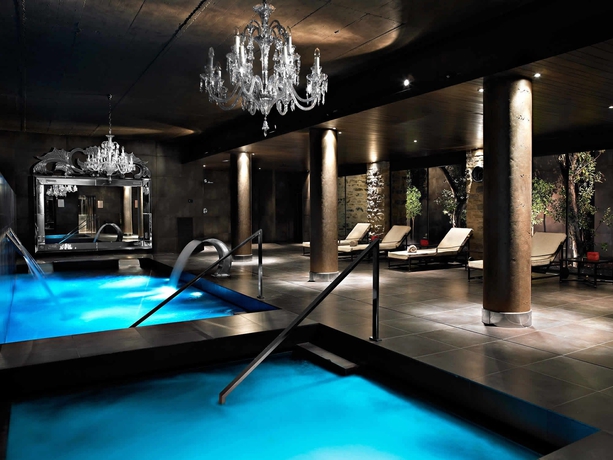 Imagen de la piscina del Hotel Castillo De Gorraiz and Spa. Foto 15