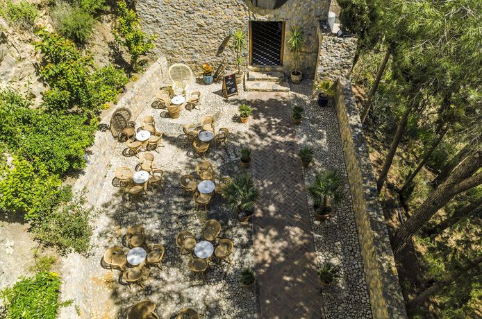 Imagen de los exteriores del Hotel Castillo De Monda. Foto 11