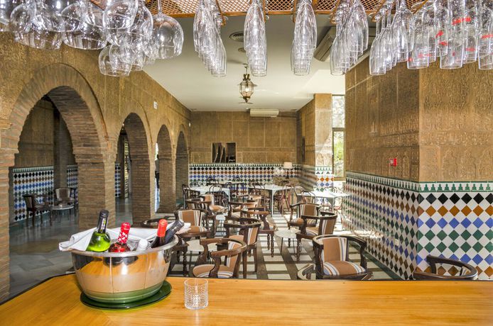 Imagen del bar/restaurante del Hotel Castillo De Monda. Foto 3