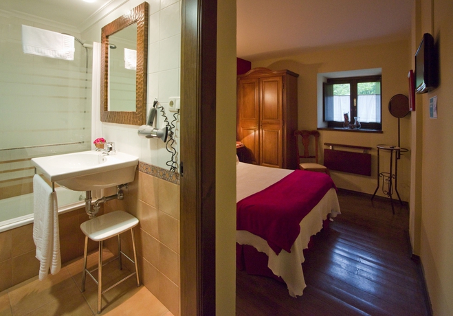 Imagen de la habitación del Hotel Castillo De Valdés Salas. Foto 7