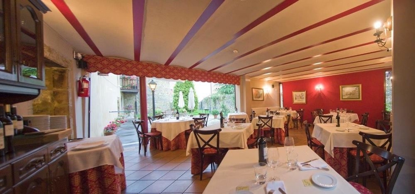 Imagen del bar/restaurante del Hotel Castillo De Valdés Salas. Foto 2