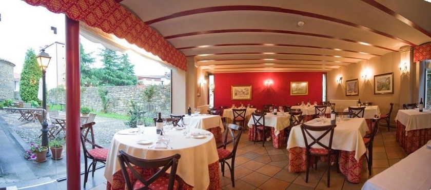 Imagen del bar/restaurante del Hotel Castillo De Valdés Salas. Foto 3