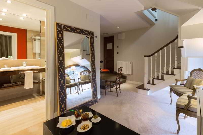 Imagen general del Hotel Castillo Del Bosque La Zoreda. Foto 2