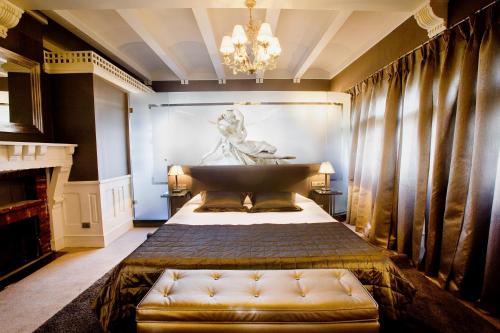 Imagen de la habitación del Hotel Castillo El Collado. Foto 4