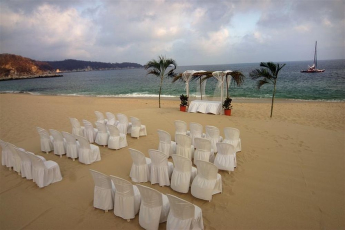 Imagen de los exteriores del Hotel Castillo Huatulco and Beach Club. Foto 5