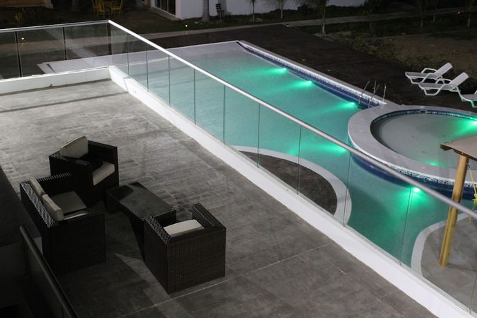 Imagen de la piscina del Hotel Castillo del Mar Suites. Foto 7