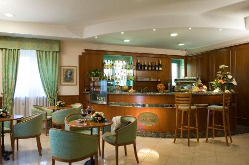 Imagen del bar/restaurante del Hotel Castle, Castel Giubileo. Foto 1