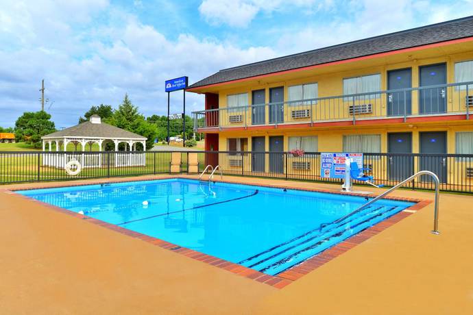 Imagen de la piscina del Hotel Castle Inn and Suites By OYO Chickasha. Foto 16