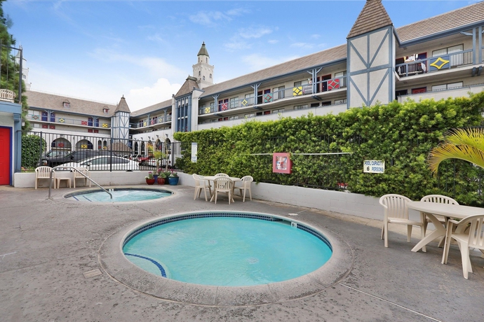 Imagen de la piscina del Hotel Castle Inn and Suites. Foto 12