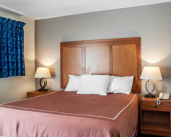 Imagen de la habitación del Hotel Castle Inn and Suites Niagara Falls. Foto 7