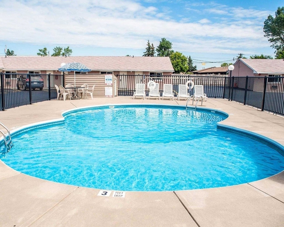Imagen de la piscina del Hotel Castle Inn and Suites Niagara Falls. Foto 16