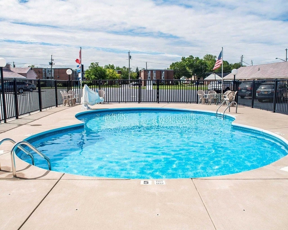 Imagen de la piscina del Hotel Castle Inn and Suites Niagara Falls. Foto 17