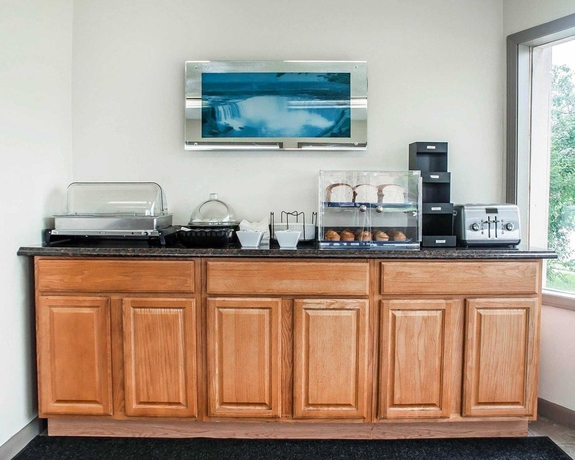 Imagen del bar/restaurante del Hotel Castle Inn and Suites Niagara Falls. Foto 2