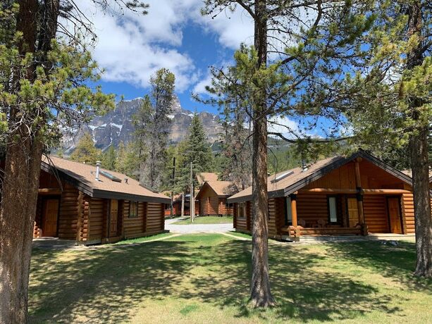 Imagen general del Hotel Castle Mountain Chalets. Foto 3