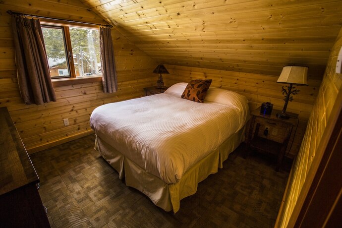Imagen general del Hotel Castle Mountain Chalets. Foto 6