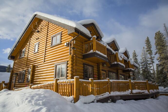 Imagen general del Hotel Castle Mountain Chalets. Foto 8