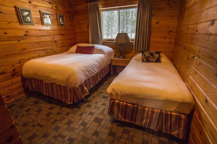Imagen general del Hotel Castle Mountain Chalets. Foto 10