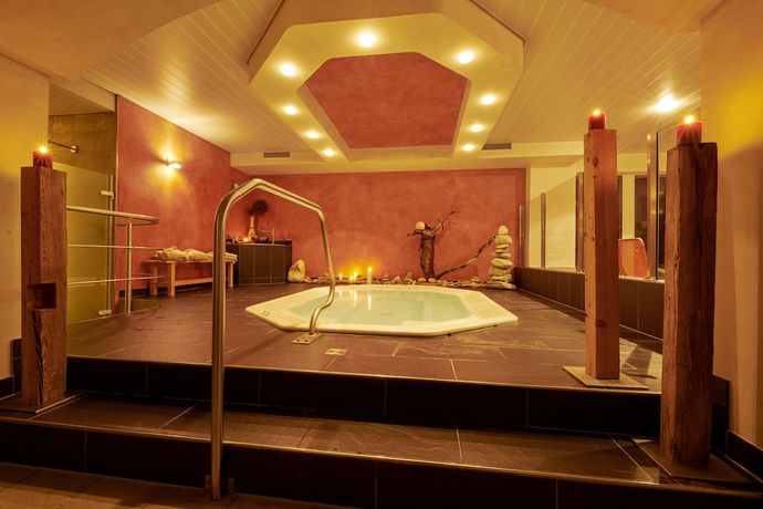 Imagen de la piscina del Hotel Castle, OBERWALD. Foto 15