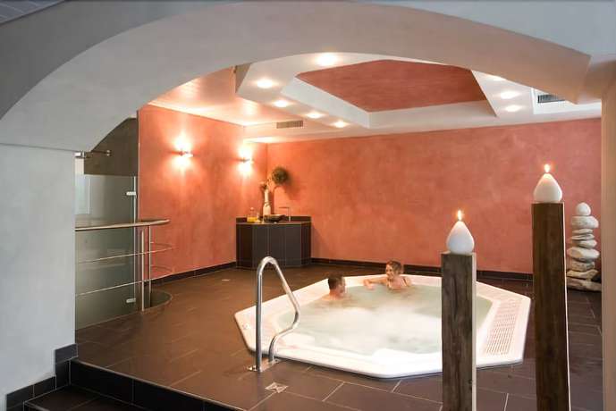 Imagen de la piscina del Hotel Castle, OBERWALD. Foto 16
