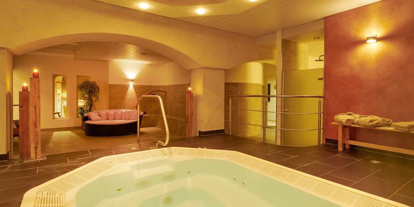 Imagen de la piscina del Hotel Castle, OBERWALD. Foto 17