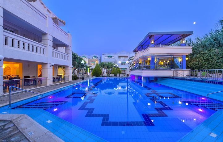 Imagen de la piscina del Hotel Castle Suites. Foto 17