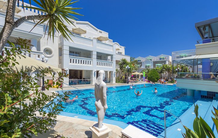 Imagen de la piscina del Hotel Castle Suites. Foto 18