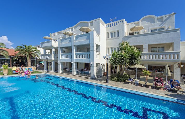 Imagen de la piscina del Hotel Castle Suites. Foto 19