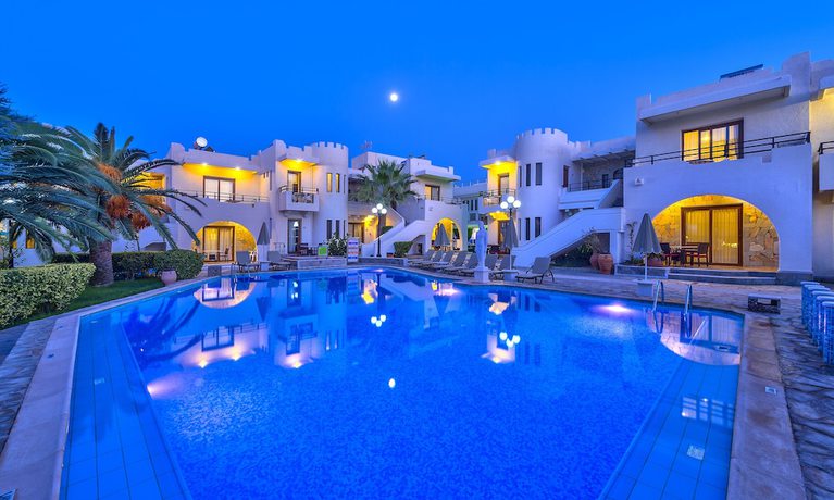 Imagen de la piscina del Hotel Castle Suites. Foto 20