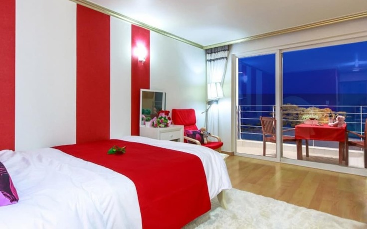 Imagen general del Hotel Castles Pebble Beach Pension. Foto 11