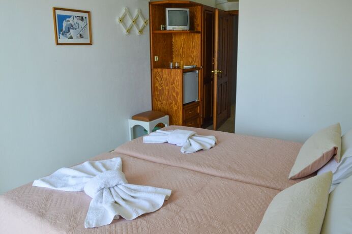 Imagen de la habitación del Hotel Castro, Kamari. Foto 17