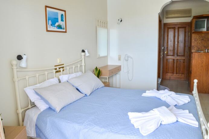 Imagen de la habitación del Hotel Castro, Kamari. Foto 18