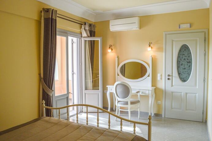 Imagen de la habitación del Hotel Castro, Kamari. Foto 19